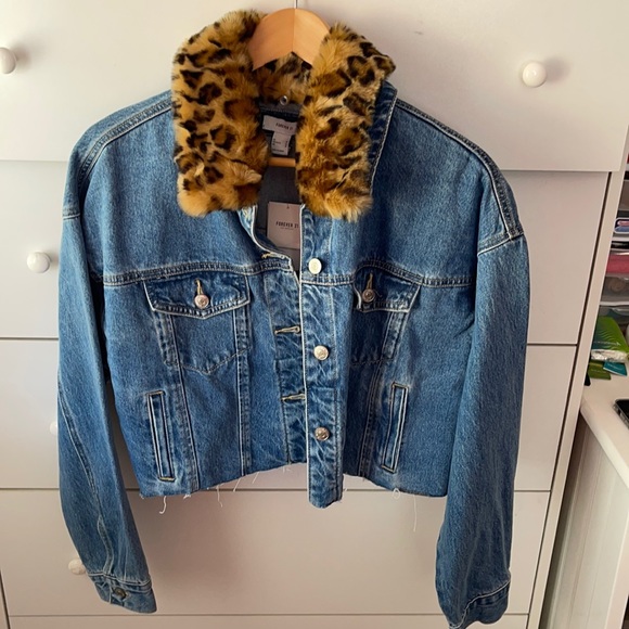 Forever 21 Jackets & Blazers - NWT FOREVER 21 CROPPED DENIM JACKET W CHEETAH FUR